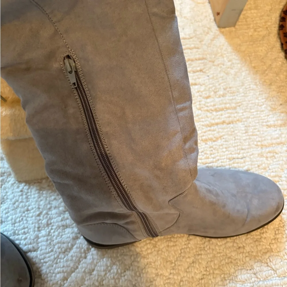 Gray Suede like Over-the-Knee Boots with lace up back & grommets at top. Sz 7